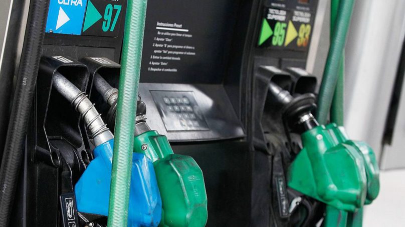 Precios de los combustibles bajarían este fin de semana, calcula el MEF