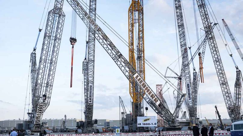 Liebherr presenta su nueva grúa sobre orugas de 800 toneladas