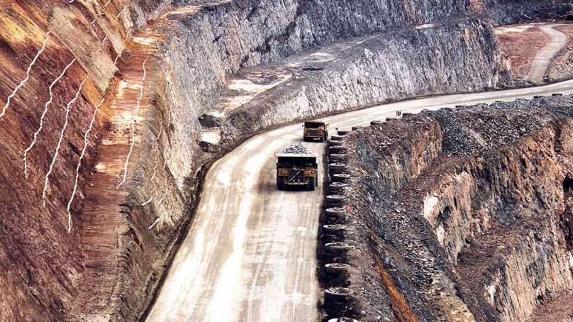 Producción aurífera retrocede casi 8% por menor rendimiento de Barrick, principalmente
