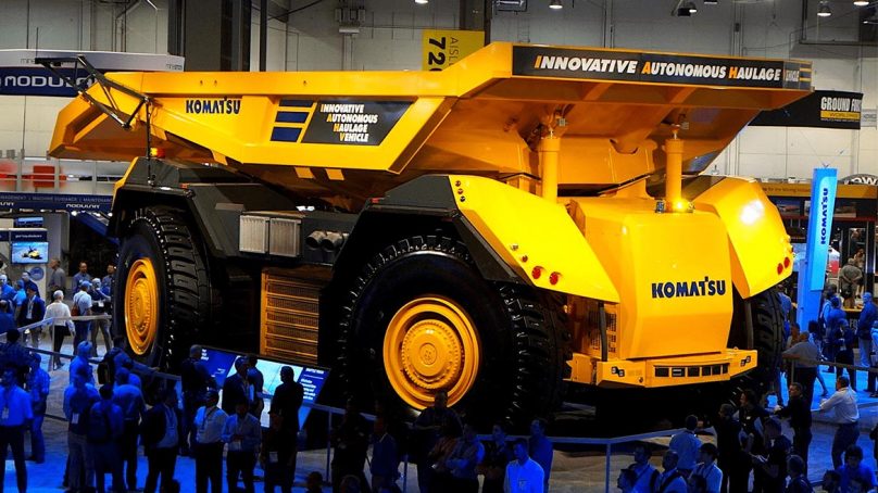 Camión Komatsu del mañana no tiene cabina para conductor porque no lo necesita