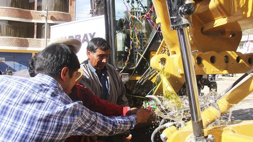 Hudbay Perú entregó maquinaria pesada Caterpillar a Velille