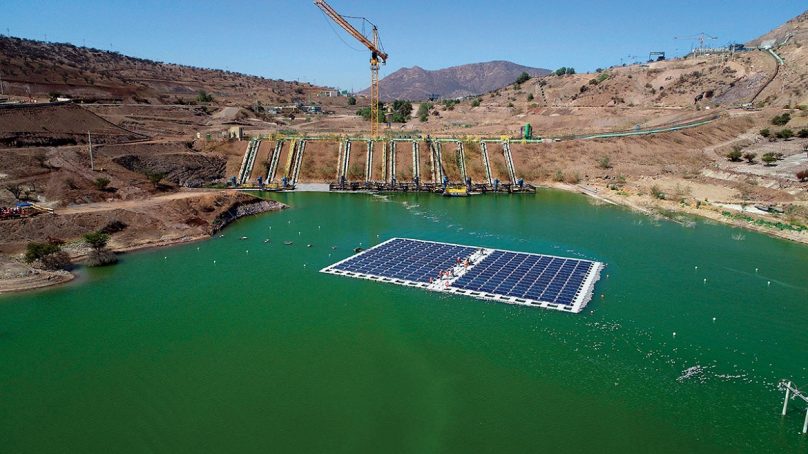 Reconocen a Anglo American por su isla solar flotante en relavera, la primera en el mundo