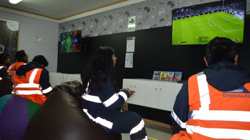 Chinalco estrena salas de PlayStation 4 y cine en campamentos de Toromocho